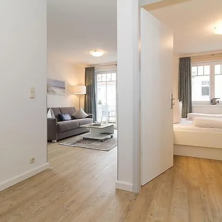 Strandstrasse 32 Strandstrasse 32-50 *